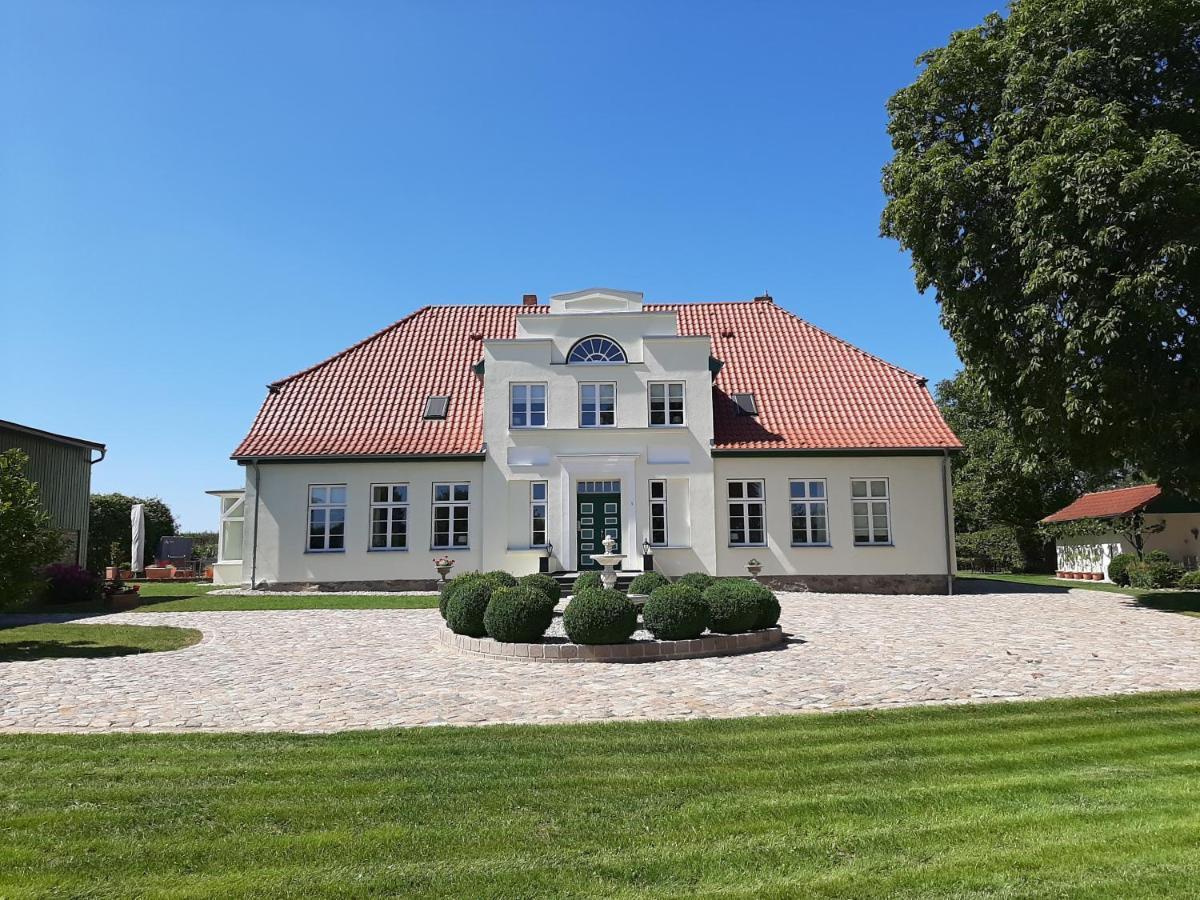 Gutshaus Neu Farpen Otel Neuburg  Dış mekan fotoğraf
